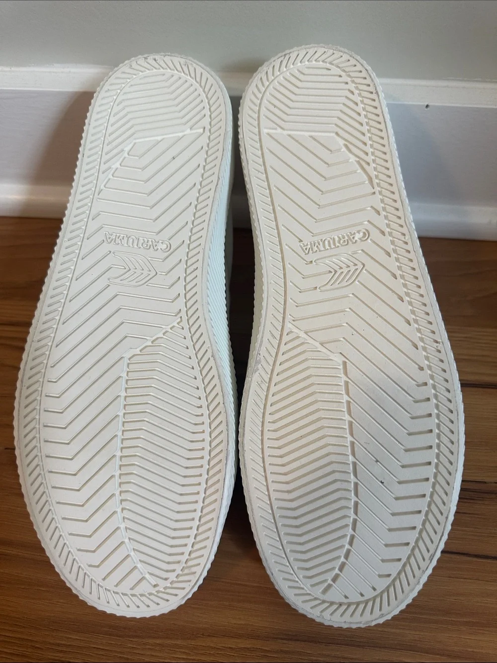 Cariuma Kids White Canvas Low-Top Sneakers